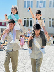 2025-2026-cı tədris ilinin başa çatması münasibətilə Binəqədi rayonunun orta ümumtəhsil müəssisələrində “Son zəng” tədbirləri keçirildi