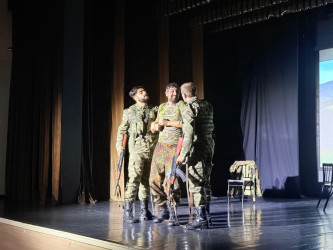 “Konstitusiya və Suverenlik İli çərçivəsində Şuşa Dövlət Musiqili Dram Teatrının aktyorlarının ifasında Vətən müharibəsində qazanılan Şanlı Qələbənin 5-ci ildönümünə həsr olunmuş  “İki əsgər” tamaşası nümayiş etdirildi