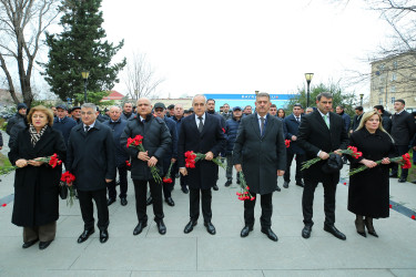 Binəqədi rayonunda 20 Yanvar faciəsinin 36-cı ildönümü ilə əlaqədar Biləcəri qəsəbəsində yerləşən 20 Yanvar şəhidlərinin xatirəsinə inşa olunmuş parkda ucaldılmış “Güllə yağışı” abidəsi rayon ictimaiyyəti tərəfindən ziyarət edildi