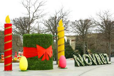 Novruz bayramı ərəfəsində Binəqədi rayonunun prospektləri, küçələri, parkları bayram əhval-ruhiyyəsi ilə bəzədilib