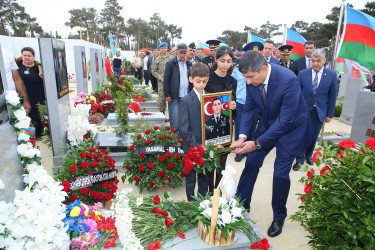 Şəhid Şadmanov Əkrəm Yunus oğlunun şəhadətinin birinci ildönümü ilə əlaqədar 2-ci Fəxri Xiyabanda qəbirüstü abidəsi ziyarət olundu