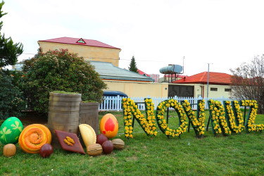 Novruz bayramı ərəfəsində Binəqədi rayonunun prospektləri, küçələri, parkları bayram əhval-ruhiyyəsi ilə bəzədilib