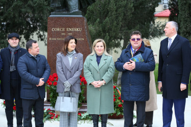 Binəqədi rayonunda ucaldılan dahi rumın bəstəkarı Corce Eneskunun abidəsi önündə Rumıniya Mədəniyyət Günü qeyd edildi