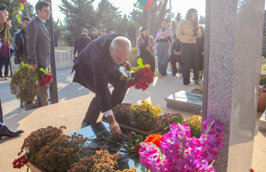 8 Noyabr- “Zəfər Günü”nün beşinci ildönümü ilə əlaqədar ölkəmizin hər yerində olduğu kimi Binəqədi rayonunda da şəhidlərimizin əziz xatirəsi böyük ehtiramla yad edildi