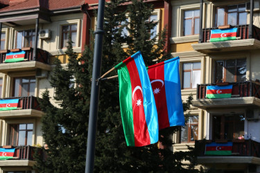 8 Noyabr-“Zəfər Günü” və 9 Noyabr-“Dövlət Bayrağı Günü”münasibətilə Binəqədi rayonunun küçə və prospektləri Azərbaycan Respublikasının üçrəngli bayraqları ilə bəzədilib