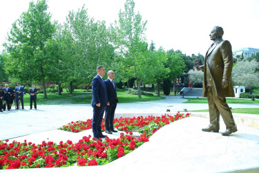 “Konstitusiya və Suverenlik İli” çərçivəsində ümummilli lider Heydər Əliyevin anadan olmasının 102-ci ildönümünə həsr olunmuş “Ümummilli Lider Heydər Əliyev müstəqil Azərbaycan Konstitusiyasının müəllifidir” adlı tədbir keçirildi