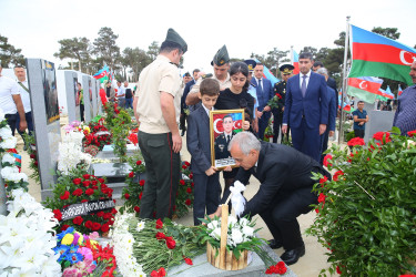 Şəhid Şadmanov Əkrəm Yunus oğlunun şəhadətinin birinci ildönümü ilə əlaqədar 2-ci Fəxri Xiyabanda qəbirüstü abidəsi ziyarət olundu