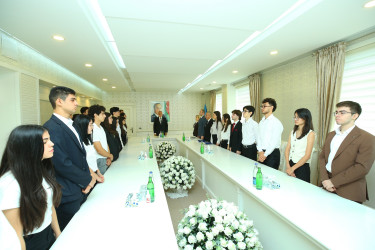 “Şəhərsalma və Memarlıq İli” çərçivəsində 2025-2026-cı tədris ilində ali təhsil müəssisələrinə tələbə qəbulu imtahanında Binəqədi rayonu üzrə yüksək nəticə göstərən gənclərlə  görüş keçirildi