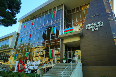 8 Noyabr-“Zəfər Günü” və 9 Noyabr-“Dövlət Bayrağı Günü”münasibətilə Binəqədi rayonunun küçə və prospektləri Azərbaycan Respublikasının üçrəngli bayraqları ilə bəzədilib