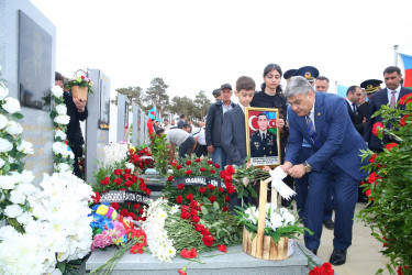 Şəhid Şadmanov Əkrəm Yunus oğlunun şəhadətinin birinci ildönümü ilə əlaqədar 2-ci Fəxri Xiyabanda qəbirüstü abidəsi ziyarət olundu