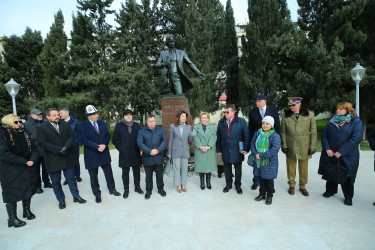 Binəqədi rayonunda ucaldılan dahi rumın bəstəkarı Corce Eneskunun abidəsi önündə Rumıniya Mədəniyyət Günü qeyd edildi