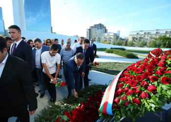 Binəqədi rayon ictimaiyyəti Zəfər parkının ərazisində yerləşən Vətən uğrunda canından keçmiş şəhidlərimizin əziz xatirəsinə ucaldılmış 8 Noyabr- Zəfər abidəsini ziyarət etdilər