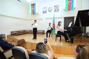 A.Məlikov adına 11 nömrəli onbirillik musiqi məktəbində Azərbaycanın dahi bəstəkarı Üzeyir Hacıbəylinin anadan olmasının 141-ci ildönümü və 18 Sentyabr – Milli Musiqi Günü münasibətilə tədbir keçirildi