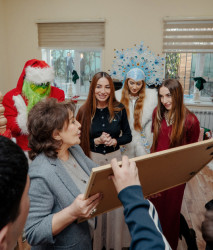 Heydər Əliyev Fondunun vitse-prezidenti, IDEA İctimai Birliyinin təsisçisi və rəhbəri Leyla Əliyeva, Bakı Media Mərkəzinin rəhbəri Arzu Əliyeva və Alena Əliyeva “Təmiz Dünya” Qadınlara Yardım İctimai Birliyinin sığınacaq mərkəzində yaşayan uşaqlar üçün təşkil olunan bayram şənliyində iştirak etdilər