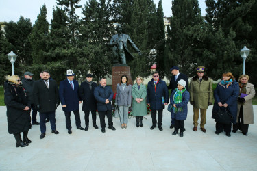 Binəqədi rayonunda ucaldılan dahi rumın bəstəkarı Corce Eneskunun abidəsi önündə Rumıniya Mədəniyyət Günü qeyd edildi
