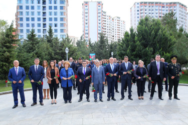 Binəqədi rayonunda Birinci Qarabağ, Aprel döyüşləri və Vətən müharibəsində şəhid olmuş qəhrəmanlarımızın əziz xatirəsinə ucaldılmış Memorial Kompleksin qarşısında 27 Sentyabr - “Anım Günü”nə həsr olunmuş ümumrayon tədbiri həyata keçirildi