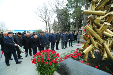 Binəqədi rayonunda 20 Yanvar faciəsinin 36-cı ildönümü ilə əlaqədar Biləcəri qəsəbəsində yerləşən 20 Yanvar şəhidlərinin xatirəsinə inşa olunmuş parkda ucaldılmış “Güllə yağışı” abidəsi rayon ictimaiyyəti tərəfindən ziyarət edildi