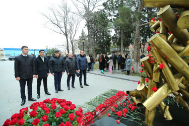 Binəqədi rayonunda 20 Yanvar faciəsinin 36-cı ildönümü ilə əlaqədar Biləcəri qəsəbəsində yerləşən 20 Yanvar şəhidlərinin xatirəsinə inşa olunmuş parkda ucaldılmış “Güllə yağışı” abidəsi rayon ictimaiyyəti tərəfindən ziyarət edildi