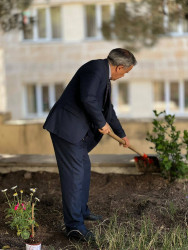 "Ailəm və məktəbim" layihəsi çərçivəsində Binəqədi rayonu 157 nömrəli tam orta məktəbin həyətində ağac və güllər əkildi