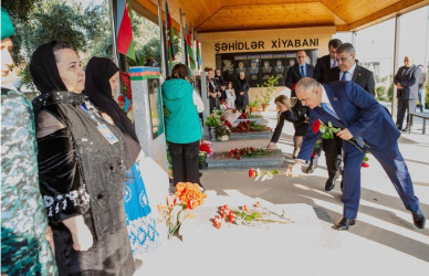 8 Noyabr- “Zəfər Günü”nün beşinci ildönümü ilə əlaqədar ölkəmizin hər yerində olduğu kimi Binəqədi rayonunda da şəhidlərimizin əziz xatirəsi böyük ehtiramla yad edildi