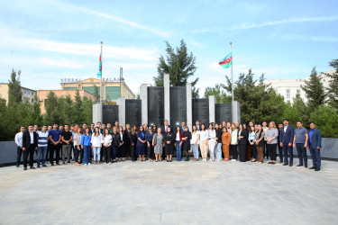 Binəqədi rayonunda Birinci Qarabağ, Aprel döyüşləri və Vətən müharibəsində şəhid olmuş qəhrəmanlarımızın əziz xatirəsinə ucaldılmış Memorial Kompleksin qarşısında 27 Sentyabr - “Anım Günü”nə həsr olunmuş ümumrayon tədbiri həyata keçirildi