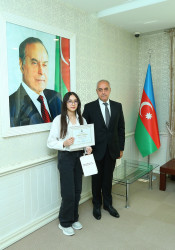 “Şəhərsalma və Memarlıq İli” çərçivəsində 2025-2026-cı tədris ilində ali təhsil müəssisələrinə tələbə qəbulu imtahanında Binəqədi rayonu üzrə yüksək nəticə göstərən gənclərlə  görüş keçirildi