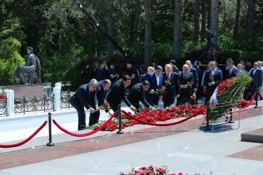 Müasir müstəqil Azərbaycanın memarı və qurucusu, xalqımızın Ümummilli Lideri Heydər Əliyevin anadan olmasının 103-cü ildönümü münasibətilə Fəxri Xiyabanda Ulu Öndərin abidəsi ziyarət edilərək önünə gül dəstələri qoyuldu və əziz xatirəsi ehtiramla yad edildi