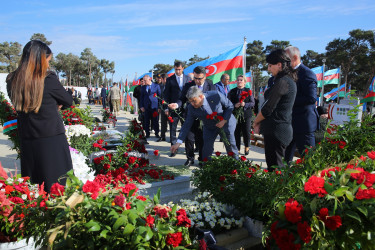 27 Sentyabr - “Anım Günü” ilə əlaqədar ölkəmizin hər yerində olduğu kimi Binəqədi rayonunda da şəhidlərimizin əziz xatirəsi böyük ehtiramla yad edildi