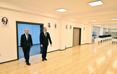Azərbaycan Respublikasının Prezidenti İlham Əliyev Bakının Binəqədi rayonunda yeni inşa olunan 335 nömrəli tam orta məktəbin açılışında iştirak edib.