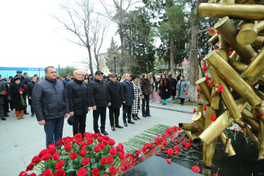 Binəqədi rayonunda 20 Yanvar faciəsinin 36-cı ildönümü ilə əlaqədar Biləcəri qəsəbəsində yerləşən 20 Yanvar şəhidlərinin xatirəsinə inşa olunmuş parkda ucaldılmış “Güllə yağışı” abidəsi rayon ictimaiyyəti tərəfindən ziyarət edildi