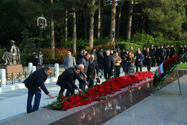 Müasir, müstəqil və qalib Azərbaycanın memarı, xalqımızın Ümummilli Lideri Heydər Əliyevin anım günü ilə əlaqədar Fəxri Xiyabanda məzarı ziyarət olunaraq əziz xatirəsi ehtiramla yad edildi