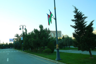 8 Noyabr-“Zəfər Günü” və 9 Noyabr-“Dövlət Bayrağı Günü”münasibətilə Binəqədi rayonunun küçə və prospektləri Azərbaycan Respublikasının üçrəngli bayraqları ilə bəzədilib