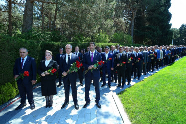 Müasir müstəqil Azərbaycanın memarı və qurucusu, xalqımızın Ümummilli Lideri Heydər Əliyevin anadan olmasının 103-cü ildönümü münasibətilə Fəxri Xiyabanda Ulu Öndərin abidəsi ziyarət edilərək önünə gül dəstələri qoyuldu və əziz xatirəsi ehtiramla yad edildi