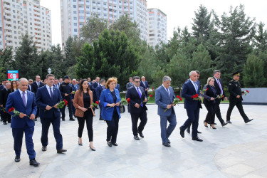 Binəqədi rayonunda Birinci Qarabağ, Aprel döyüşləri və Vətən müharibəsində şəhid olmuş qəhrəmanlarımızın əziz xatirəsinə ucaldılmış Memorial Kompleksin qarşısında 27 Sentyabr - “Anım Günü”nə həsr olunmuş ümumrayon tədbiri həyata keçirildi