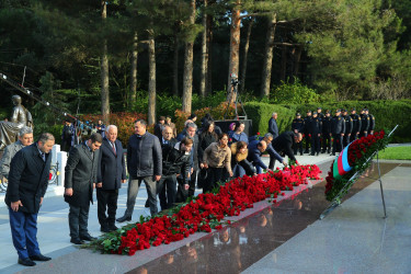 Müasir, müstəqil və qalib Azərbaycanın memarı, xalqımızın Ümummilli Lideri Heydər Əliyevin anım günü ilə əlaqədar Fəxri Xiyabanda məzarı ziyarət olunaraq əziz xatirəsi ehtiramla yad edildi