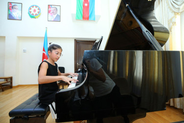 A.Məlikov adına 11 nömrəli onbirillik musiqi məktəbində Azərbaycanın dahi bəstəkarı Üzeyir Hacıbəylinin anadan olmasının 141-ci ildönümü və 18 Sentyabr – Milli Musiqi Günü münasibətilə tədbir keçirildi