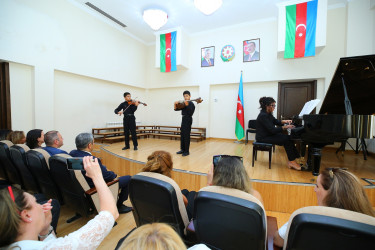A.Məlikov adına 11 nömrəli onbirillik musiqi məktəbində Azərbaycanın dahi bəstəkarı Üzeyir Hacıbəylinin anadan olmasının 141-ci ildönümü və 18 Sentyabr – Milli Musiqi Günü münasibətilə tədbir keçirildi