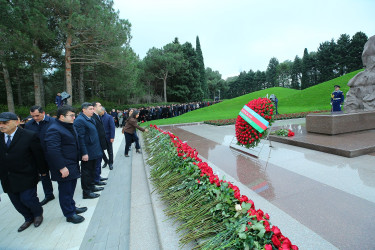 Müasir, müstəqil və qalib Azərbaycanın memarı, xalqımızın Ümummilli Lideri Heydər Əliyevin anım günü ilə əlaqədar Fəxri Xiyabanda məzarı ziyarət olunaraq əziz xatirəsi ehtiramla yad edildi