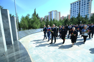 Binəqədi rayonunda Birinci Qarabağ, Aprel döyüşləri və Vətən müharibəsində, antiterror əməliyyatları zamanı şəhid olmuş qəhrəmanlarımızın əziz xatirəsinə ucaldılmış Memorial Kompleksin qarşısında 27 Sentyabr- Anım Gününə həsr olunmuş ümumrayon tədbiri həyata keçirildi