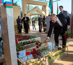 8 Noyabr- “Zəfər Günü”nün beşinci ildönümü ilə əlaqədar ölkəmizin hər yerində olduğu kimi Binəqədi rayonunda da şəhidlərimizin əziz xatirəsi böyük ehtiramla yad edildi