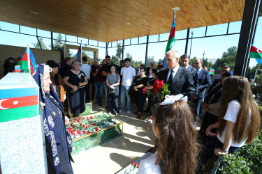 27 Sentyabr Anım Günü ilə əlaqədar ölkəmizin hər yerində olduğu kimi Binəqədi rayonunda da şəhidlərimizin əziz xatirəsi böyük ehtiramla yad edildi