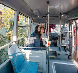 Heydər Əliyev Fondunun vitse-prezidenti, IDEA İctimai Birliyinin təsisçisi və rəhbəri Leyla Əliyeva, Bakı Media Mərkəzinin rəhbəri Arzu Əliyeva və Alena Əliyeva “Təmiz Dünya” Qadınlara Yardım İctimai Birliyinin sığınacaq mərkəzində yaşayan uşaqlar üçün təşkil olunan bayram şənliyində iştirak etdilər