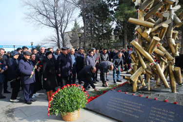 Binəqədi rayonunda 20 Yanvar faciəsinin 35-ci ildönümü ilə əlaqədar Biləcəri qəsəbəsində yerləşən 20 Yanvar şəhidlərinin xatirəsinə inşa olunmuş parkda ucaldılmış “Güllə yağışı” abidəsi rayon ictimaiyyəti tərəfindən ziyarət edildi