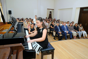 A.Məlikov adına 11 nömrəli onbirillik musiqi məktəbində Azərbaycanın dahi bəstəkarı Üzeyir Hacıbəylinin anadan olmasının 141-ci ildönümü və 18 Sentyabr – Milli Musiqi Günü münasibətilə tədbir keçirildi