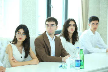 “Şəhərsalma və Memarlıq İli” çərçivəsində 2025-2026-cı tədris ilində ali təhsil müəssisələrinə tələbə qəbulu imtahanında Binəqədi rayonu üzrə yüksək nəticə göstərən gənclərlə  görüş keçirildi