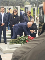 Şəhid Şükürov Anar Mehman oğlunun şəhadətinin ildönümü ilə əlaqədar məzarı ziyarət olundu