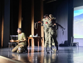“Konstitusiya və Suverenlik İli çərçivəsində Şuşa Dövlət Musiqili Dram Teatrının aktyorlarının ifasında Vətən müharibəsində qazanılan Şanlı Qələbənin 5-ci ildönümünə həsr olunmuş  “İki əsgər” tamaşası nümayiş etdirildi