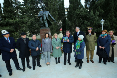 Binəqədi rayonunda ucaldılan dahi rumın bəstəkarı Corce Eneskunun abidəsi önündə Rumıniya Mədəniyyət Günü qeyd edildi