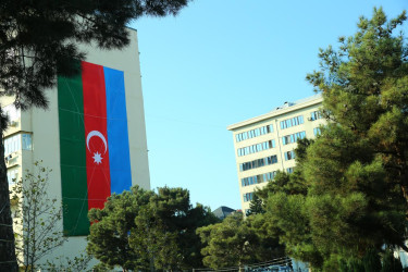 8 Noyabr-“Zəfər Günü” və 9 Noyabr-“Dövlət Bayrağı Günü”münasibətilə Binəqədi rayonunun küçə və prospektləri Azərbaycan Respublikasının üçrəngli bayraqları ilə bəzədilib