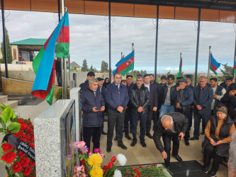 Şəhid Cabbarov Əli Baba oğlunun şəhadətinin ildönümü ilə əlaqədar məzarı ziyarət edildi